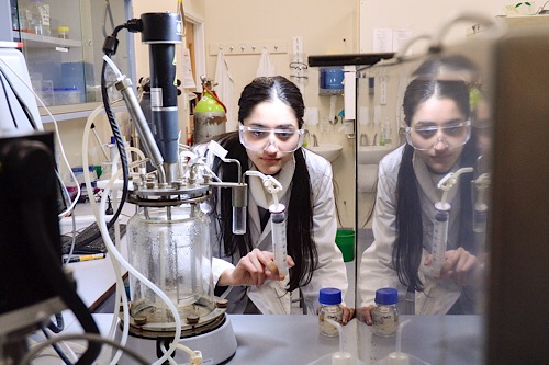 Shalini Guleria in the Waikato research laboratory. Photo via University of Waikato.