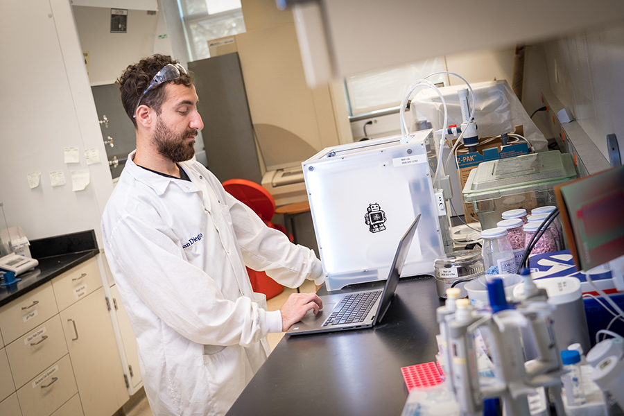Amir Dailamy, a bioengineering graduate student in Mali's lab, designs a scaffold to 3D print. Photo via David Baillot/UC San Diego Jacobs School of Engineering.