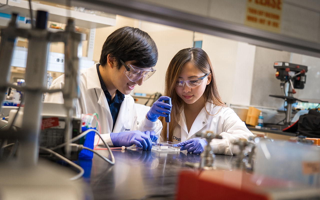 (L-R): Bioengineering graduate student Michael Hu and undergraduate student Xin Yi (Linda) Lei construct a vascularized gut model using their team’s new 3D bioprinting technique. Photo via David Baillot/UC San Diego Jacobs School of Engineering.