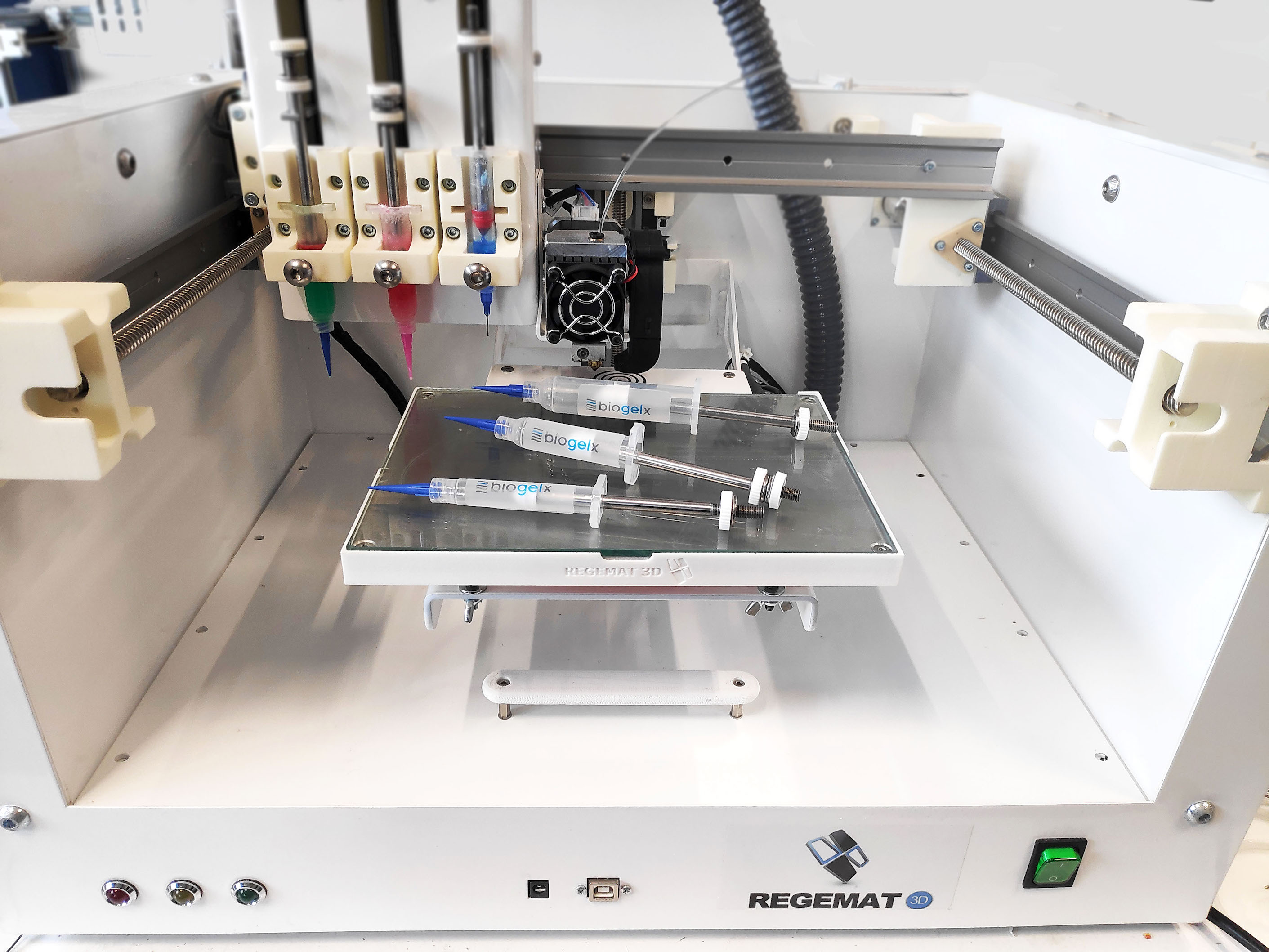 Biogelx-INKs on a Regemat 3D bioprinting system. Photo via Biogelx.